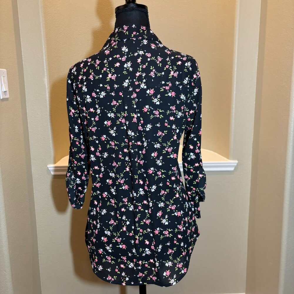 NWT Express Black Pink Floral Button Down V-Neck Shirt Size XS - Picture 7 of 9
